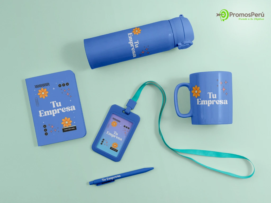 Ejemplos de merchandising con un libro, un fotocheck, una taza y un tomatodo.